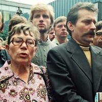 Anna Walentynowicz y Lech Walesa en una misa en los astilleros Lenin en Gdansk, en agosto de 1980. Foto: Alchetron KFP.