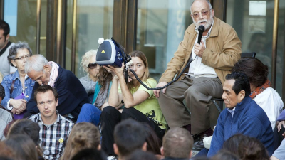 Arcadi Oliveres durante una charla del 15-M en la plaza Cataluña. Jordi Pizarro.