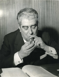 Josep Andreu Abelló encenent un cigar. Font: Arxiu familiar Narcís Andreu Musté.