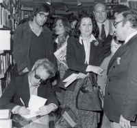 Josep Maria Huertas Claveria signant exemplars de «Tots els barris de Barcelona», per Sant Jordi de l'any 1976, poc després de sortir de la presó.