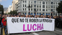 Manifestació de jubilats a Gijón amb cartell «Que no te roben la pensión, lucha» («Que no et robin la pensió, lluita»). Font: EFE.