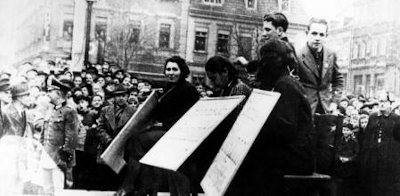 Mujeres judías en Linz, Austria, se exhiben en público durante el pogromo antijudío conocido como Kristallnacht, en Noviembre de 1938. Propias.