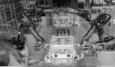 Robots en una fábrica de coches.