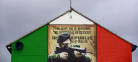 Un mural al nord de Belfast amb un membre de l'IRA. Font: El Confidencial.