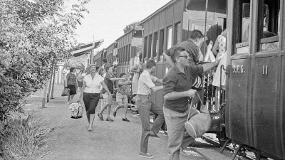 Foto: Viatgers agafant el tren a Sant Feliu de Guíxols al 1950. Salvador Crescenti Miró/Ajuntament de Girona.