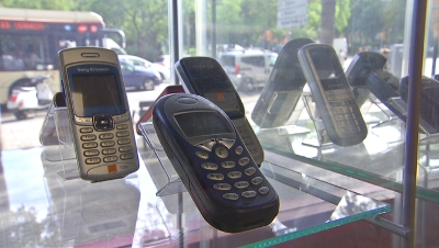 Aparador de teléfonos móviles en una tienda.