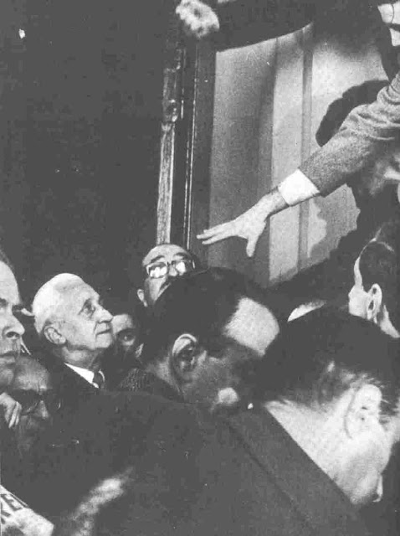 Le Président argentin Arturo Umberto Illia en public.