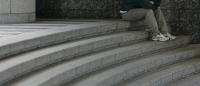 Parado sentado en una escalera. Fuente: World Economic Forum.