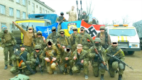 Fotografía del Batallón Azov con la bandera de la OTAN y la bandera nazi.