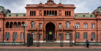Palazzo del Governo dell'Argentina di fronte a Plaza de Mayo. Foto: GameOfLight, Wikipedia.