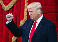 Donald Trump levantando el puño derecho.