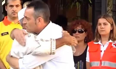 Abrazo entre el padre de una de las víctimas del atentado y el iman de Rubí. Eix Diari.
