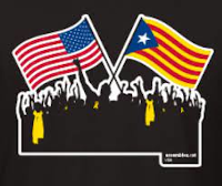Gente con banderas de los EUA y la catalana.