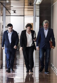 De izquierda a derecha, Gerardo Pisarello, Ada Colau y Jaume Collboni./Cèlia Atset.