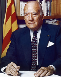 Josep Tarradellas sentado con la bandera catalana.