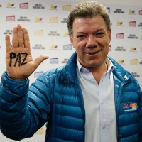 Juan Manuel Santos con la Paz en la mano.