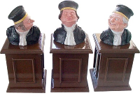 Jueces caricaturizados en miniatura. Fuente: Blog «Protocolo a la vista».