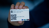 La tarja amb un codi QR que es podrà utilitzar per a pagar amb recs als establiments adherits a la campanya. Foto EFE.