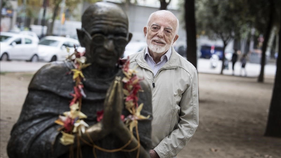 Lluís Fenollosa, al costat de l'estàtua de Gandhi al Poblenou./Foto: Laura Guerrero.