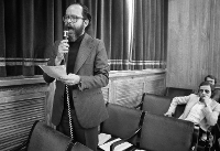 Lluís Maria Xirinacs interviniendo como senador, 1977.